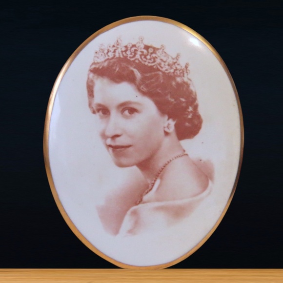 Queen Elizabeth 2 II Coronation Portrait Cameo Fine Bone China Tuscan - Picture 3 of 3